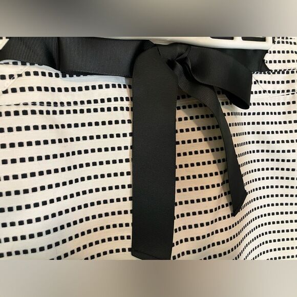 Cass, mini skirt, black/white pattern with bow detail, excellent condition, 10 - Picture 2 of 3